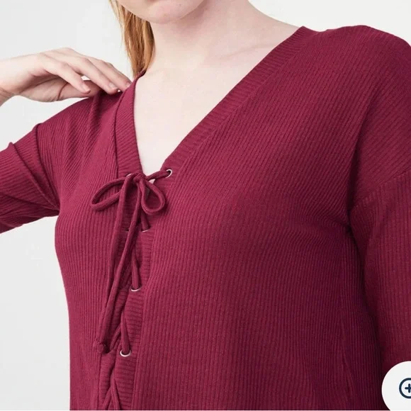 🆕 AEROPOSTALE Long Sleeve Solid Lace-Up V-Neck Tee In Black - Picture 2 of 8